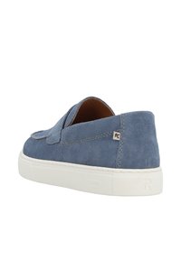 Blauwe suède instapschoen met een witte rubberen zool, rond toe, minimale stikdetails en logo accent bij de hiel.