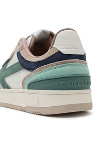 Višebojne tenisice od mješavine kože i antilopa u zelenoj, mornarskoj, bež i mint boji. Bijela midsole sa utisnutim brendom.