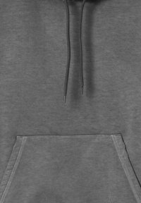 Szara bluza z kapturem z kieszenią typu kangur, troczkami z metalowymi końcówkami oraz miękką, teksturowaną tkaniną.