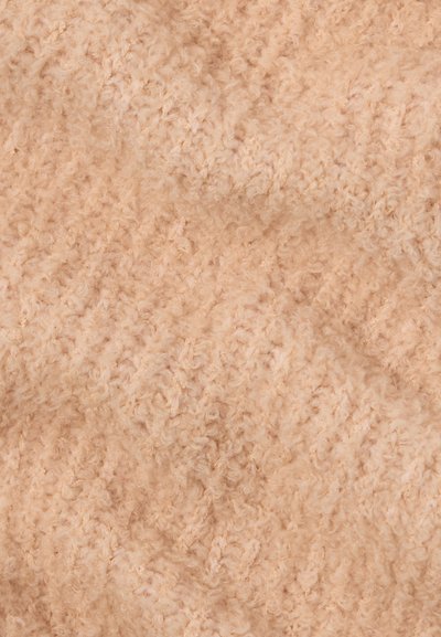 Tela de color melocotón, con textura y una superficie suave y peluda, que presenta un patrón ondulado, creando una apariencia cálida y acogedora.