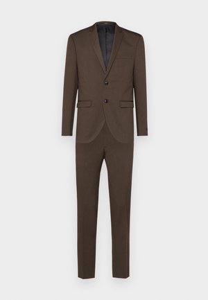 Bruin pak met een jasje met twee knopen, een notch- revers en voorzakken, gecombineerd met slim-fit broeken. Glad textuur en op maat gemaakt ontwerp.