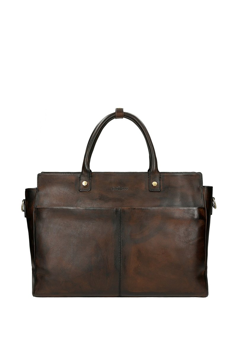 Brązowa torba typu tote ze skóry z podwójnymi uchwytami, przednią kieszenią i metalowymi akcentami. Gładka faktura o bogatym, ciemnym wykończeniu.