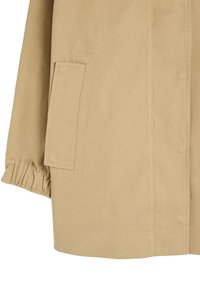 Beżowa lekka kurtka o prostym kroju, z boczną kieszenią i marszczeniami przy rękawach. Gładka faktura materiału.