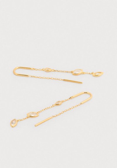 Goudkleurige oorbellen met een langwerpig haakontwerp, voorzien van drie heldere, marquise-geslepen stenen die langs een fijne ketting zijn geplaatst. Gladde textuur.