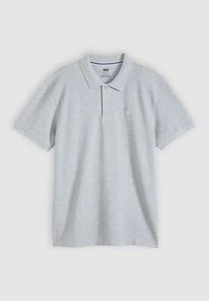Polo gris clair à manches courtes avec deux boutons et un petit logo Levi’s sur la poitrine gauche, sur un fond uni.