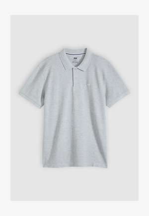 Hellgraues Poloshirt mit kurzen Ärmeln, zwei Knöpfen und einem kleinen Levi’s-Logo auf der linken Brust vor schlichten Hintergrund.