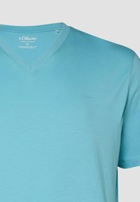 T-shirt à col en V homme s.Oliver bleu clair en taille 2XL avec manches courtes et logo discret sur la poitrine.