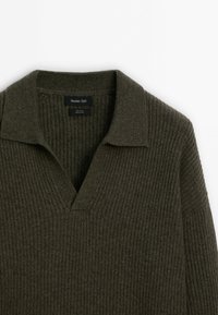 Pull en laine côtelée vert olive foncé avec col ouvert et encolure en V, étiqueté Massimo Dutti, fabriqué en Chine.