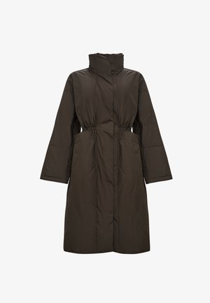 Hnědý péřový kabát s vysokým límcem, staženým v pase a bočními kapsami. Má dlouhé rukávy a rovný střih.