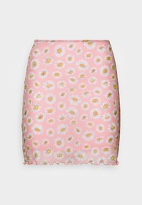 Jupe mini rose avec un motif de marguerites, dotée d'un ourlet en dentelle, fabriquée en tissu léger. Le design comprend diverses fleurs blanches et jaunes.