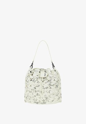 Borsa a secchiello bianca intrecciata con scritte nere a mano, chiusura con coulisse e tracolla bianca removibile.