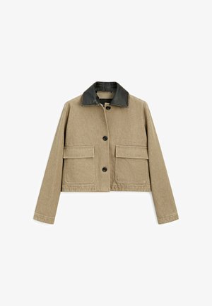 Kraftig jacka i beige tyg med två framtäckta fickor, svart läderkrage och knäppning. Har en texturerad yta och skräddarsydd design.