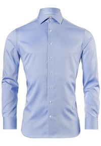 Hellblaues Langarmhemd, glatte Stoffqualität, klassischer Kragen, durchgehende Knopfleiste mit klaren Knöpfen und einfache Manschetten.