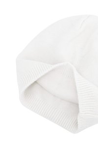 Cappello beanie bianco lavorato a maglia, con una texture morbida, caratterizzato da un risvolto a costine e un design senza cuciture sulla parte superiore.