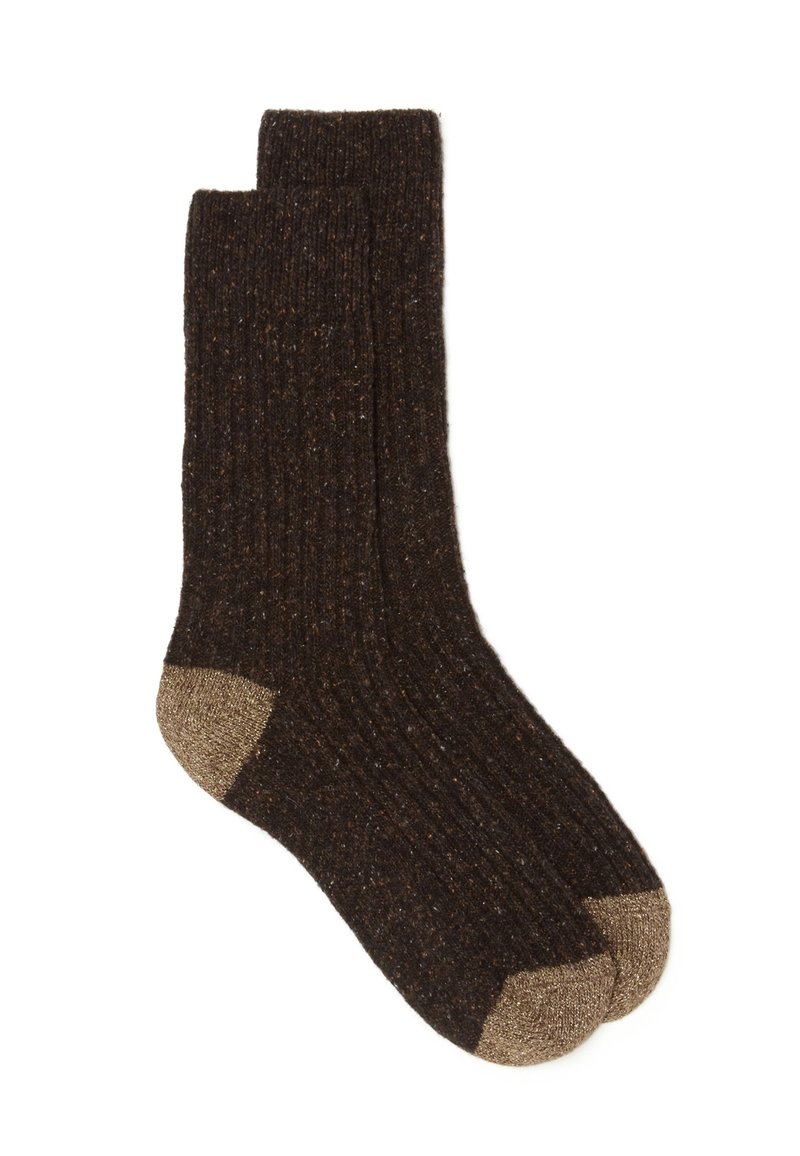 Chaussettes côtelées marron foncé avec une finition texturée et des accents dorés au niveau des talons et des orteils. Le tissu semble chaud et durable.