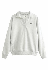 Pullover grigio chiaro con colletto, polsini e orlo a coste, e un piccolo logo blu scuro sulla parte sinistra del petto. Materiale in cotone.