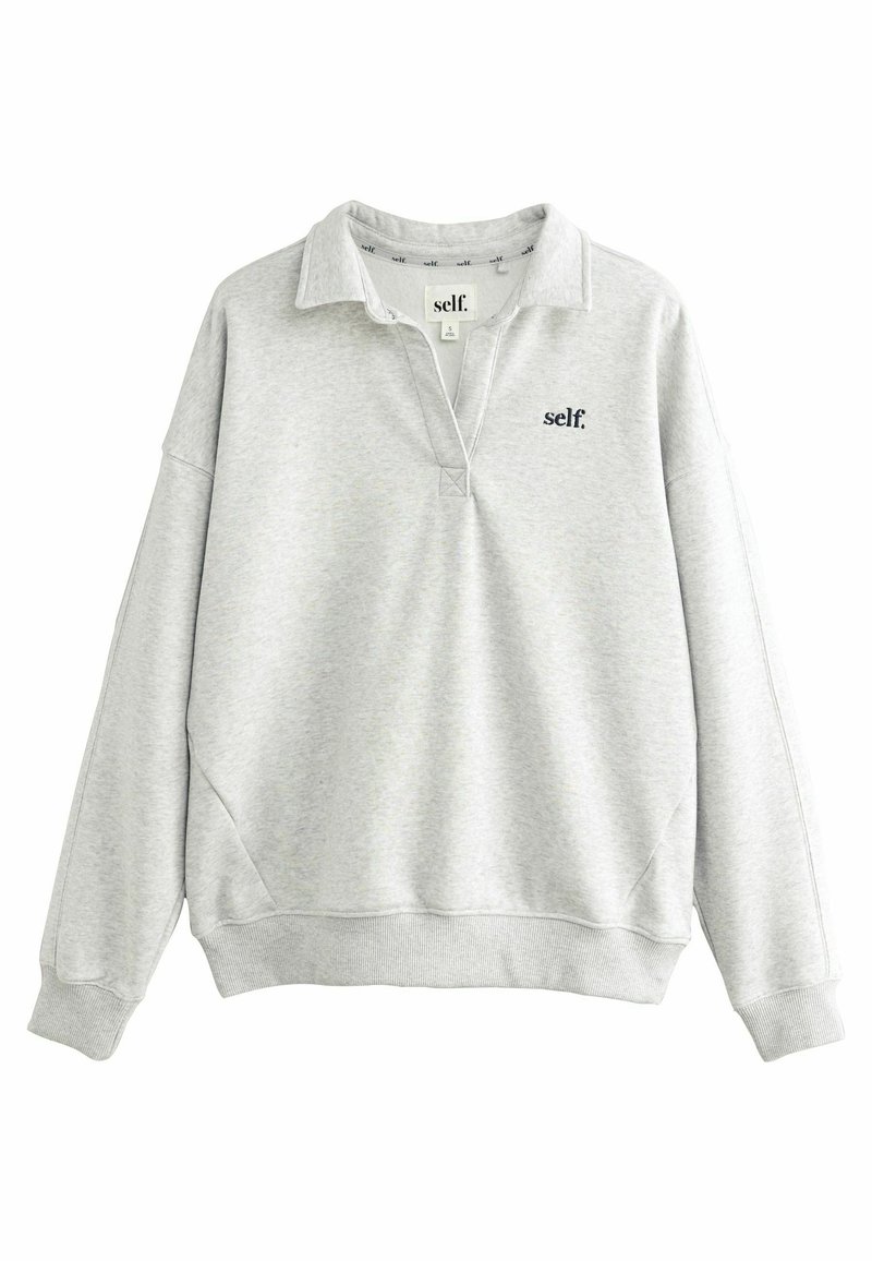 Pullover grigio chiaro con colletto, polsini e orlo a coste, e un piccolo logo blu scuro sulla parte sinistra del petto. Materiale in cotone.