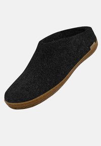 Sorte filt slip-on sko med rund tå og en tekstureret gummisål. Har en glat overflade og minimalistisk design.