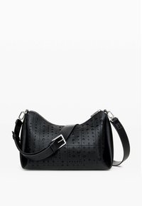 Schwarze Schultertasche aus strukturiertem Leder, mit abgerundeter Form, Perforationen und einem abnehmbaren, verstellbaren Riemen mit silberner Schnalle.