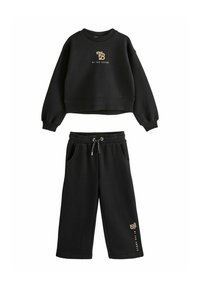 Sort langærmet cropped sweatshirt og sæt med brede bukser med guld "TB by Ted Baker" logo på brystet og buksebenet, bukser med elastisk talje.