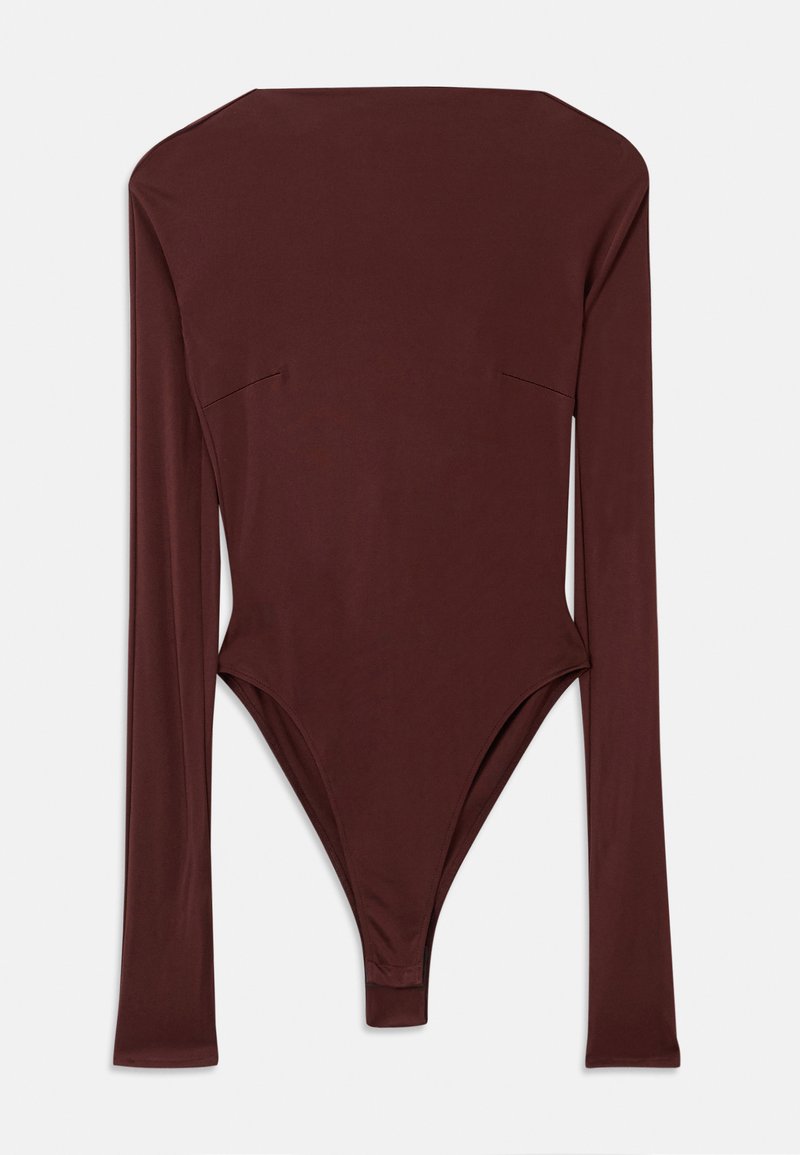 Body lungo marrone scuro con maniche lunghe, scollatura alta e silhouette aderente, posato piatto su uno sfondo bianco.