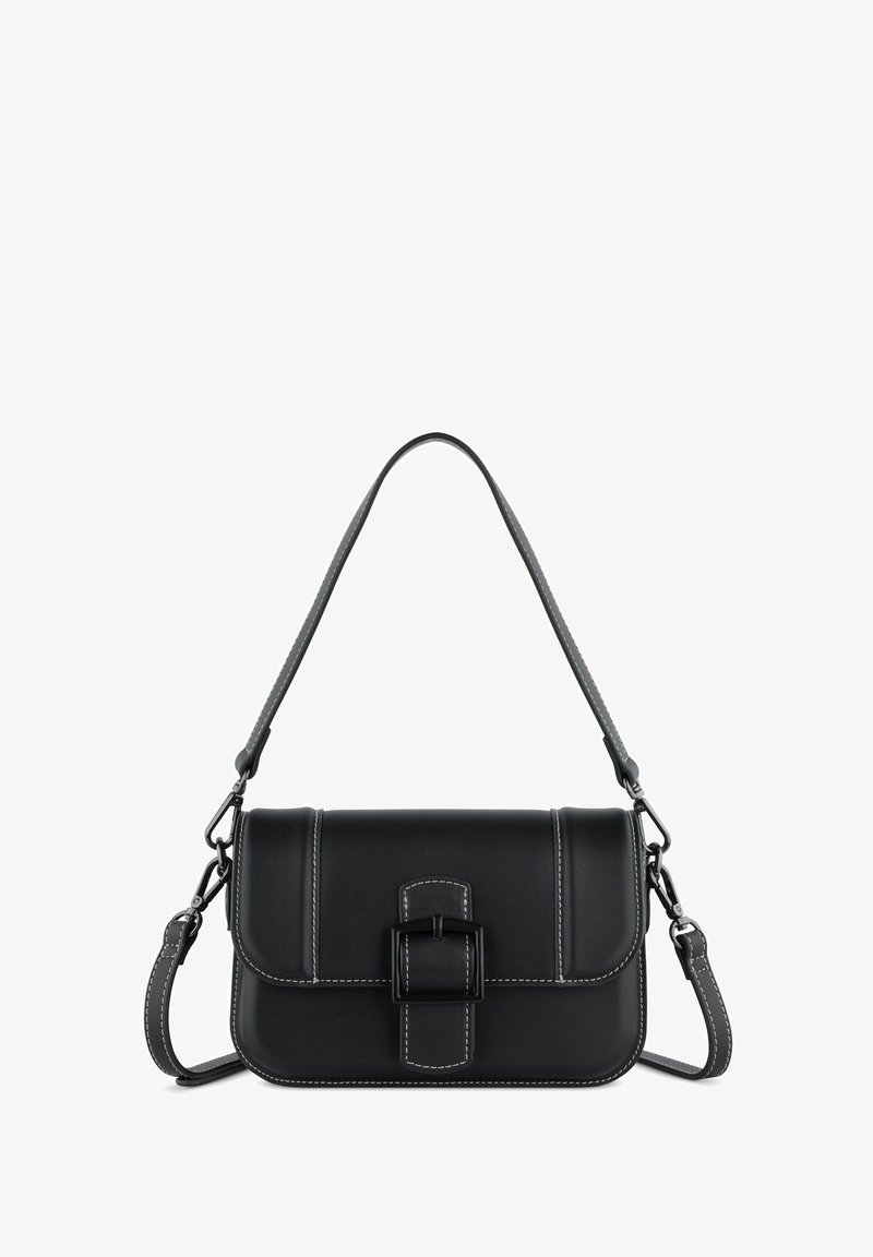 Zwarte leren schoudertas met een klep sluiting, grijze stiksels en een verstelbare schouderband. Heeft een rechthoekige vorm en een gespdetail.