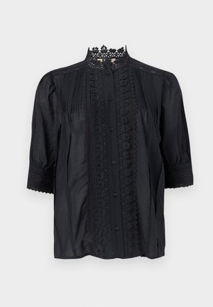 Blouse noire semi-transparente avec col en dentelle, détails en dentelle verticale et plis creux, boutonnée à l'avant, et manches trois-quarts bouffantes avec poignets en dentelle.