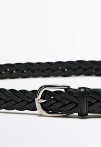 Schwarzgurt aus geflochtenem Leder mit einer silbernen Metallschnalle und einer glatten Oberfläche. Das Design zeigt kunstvolle geflochtene Muster.