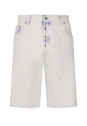 Jasnoniebieskie szorty jeansowe z guzikowym zapięciem, pięcioma kieszeniami, szlufkami na pasek oraz surowo wykończonymi brzegami na jednolitym tle.