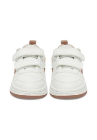 Baltos sportbačiai su dviem Velcro dirželiais, pagaminti iš lygaus odos paviršiaus, su rausvomis detalėmis šonuose ir rudu guminio padažo padu.