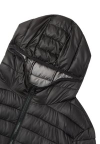 Giacca a vento nera in nylon con cappuccio removibile, design trapuntato, chiusura frontale con zip e tessuto leggero e lucido.