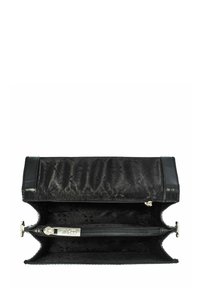 Czarna kopertówka o fakturowanej powierzchni i gładkich wykończeniach. Posiada zasuwaną kieszeń oraz wnętrze z detalami w formie przeszyć.