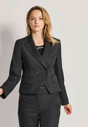 MADELEINE, MADELEINE BLAZER NADELSTREIFEN-BLAZER IN KURZFORM - Blazer - fog blue   beige