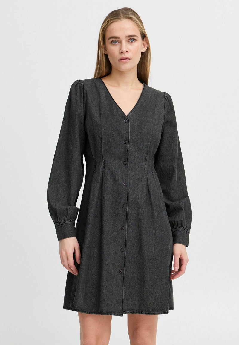 Robe en denim noir avec un décolleté en V et de longues manches bouffantes, dotée d'une fermeture à boutons et de détails plissés, tissu texturé avec un léger éclat.