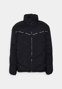 Giacca imbottita nera con colletto alto, chiusura a zip e logo diagonale bianco "TOMMY JEANS" sul petto e sui polsini.