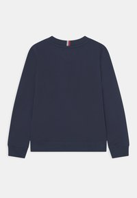 Felpa blu navy con maniche lunghe, polsini a costine e scollatura rotonda con una banda accentata rossa e grigia sul retro.