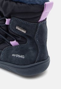 Μποτάκια πεζοπορίας Gore-Tex με σκούρο ναυτικό σουέτ υλικό, επενδεδυμένο κολάρο, μοβ λεπτομέρειες και υφασμάτινη ελαστική σόλα με λογότυπο.