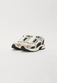 Μπεζ και μαύρα αθλητικά παπούτσια με λευκές πλέγματικές επενδύσεις, που διαθέτουν υφασμάτινη σόλα από καουτσούκ, προεξέχοντα κορδόνια και το λογότυπο "BORG" στο πλάι.