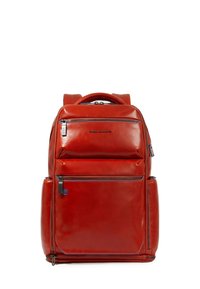 Zaino in pelle rossa con molteplici tasche con cerniera, texture liscia e dettagli contrastanti in blu. Dotato di maniglia superiore e spallacci imbottiti.