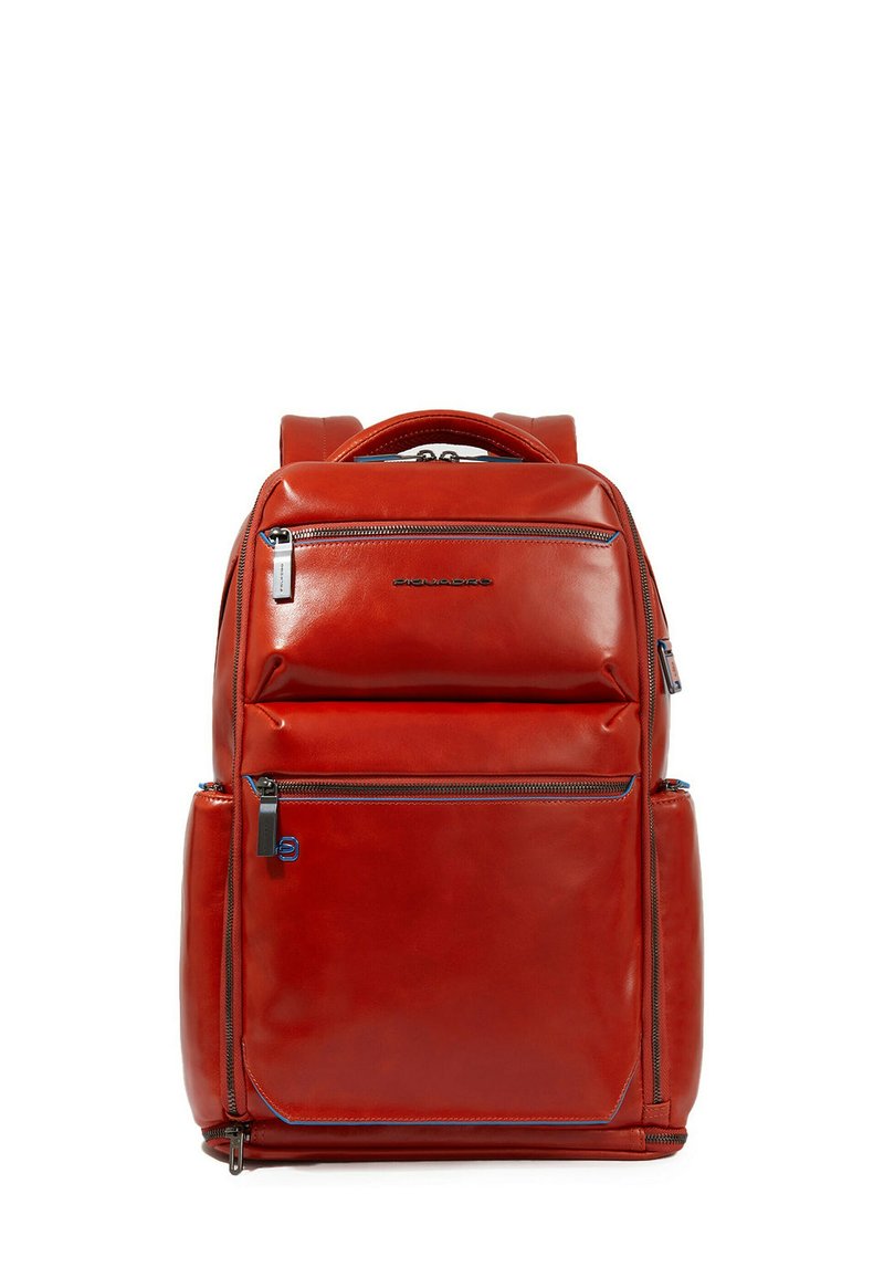 Zaino in pelle rossa con molteplici tasche con cerniera, texture liscia e dettagli contrastanti in blu. Dotato di maniglia superiore e spallacci imbottiti.