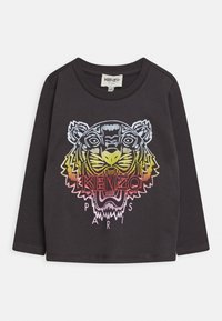 Camiseta negra de manga larga con un gráfico multicolor de la cara de un tigre y el texto "KENZO PARIS" debajo. Hecha de material de algodón suave.