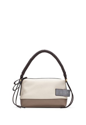 Petit sac à main rectangulaire avec parties en cuir blanc en haut et marron en bas, poignée tressée noire et étiquette latérale indiquant "HISPA."