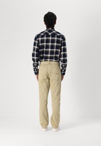 Tommy Jeans RYAN - Trousers - relic tan