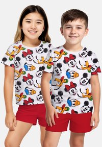 T-shirt in cotone bianco con una stampa colorata dei personaggi dei cartoni animati Mickey, Minnie, Donald e Goofy, abbinati a pantaloni rossi.