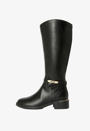 Černé kožené vysoké boty po kolena s akcentem ve zlaté barvě a sponou. Mají blokový podpatek a detailní prošívání na boku.