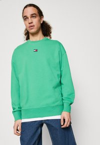Tommy Jeans RLX XS BADGE CREW - Felpa - coastal green