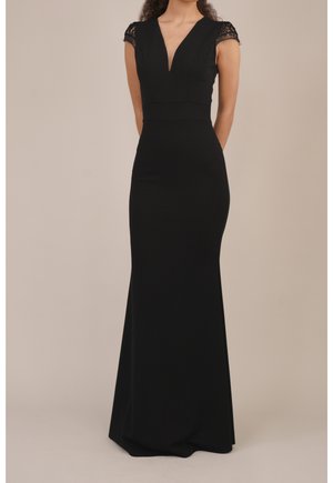 Zwarte avondjurk met een aansluitende silouet, diepe V-halslijn en korte kanten mouwen; gladde stof met een lange, vloeiende rok.