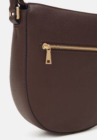 JOOP! Jeans GIRO STELLA SHOULDERBAG - Taška s příčným popruhem - darkbrown