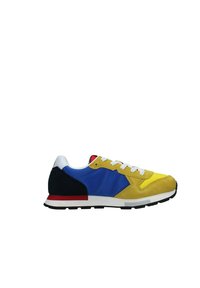Sneaker multicolore con tomaia gialla, blu e nera, texture in suede e mesh, lacci bianchi e suola in gomma nera.