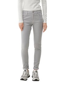 Jeans ajustados grises con cinco bolsillos, fabricados en tela elástica ligera y con puños enrollados, combinados con zapatillas deportivas blancas y negras.
